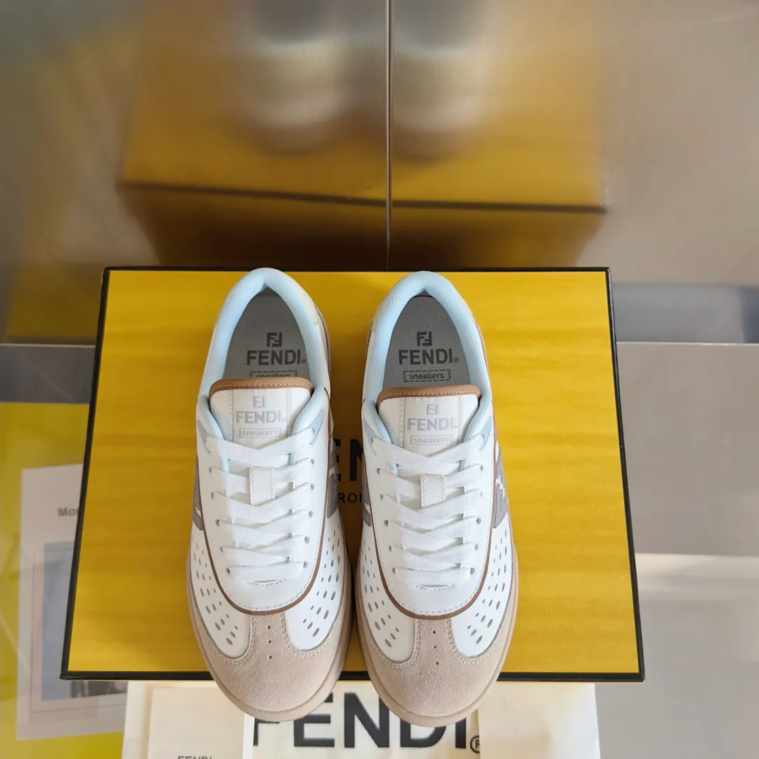 【FENDI】Top P: 740💰 Leather Couple Size: Women's 35-41 / Men's 39-45 Top version: Fendi Fendi match series Couple's Film Casual Sports Shoes Sneakers Original purchase, development, production of these FENDI Match lace-up sneakers. Small perforations accent the upper. Made of white leather with beige suede details. Matcha green leather FF applique. Rubber sole with FENDI lettering on the side. Comes with exquisite packaging at the counter 🛍📦 ▪️ Fabric: Original custom imported first-layer cowhide ▪️ Lining: Imported custom breathable mesh ▪️ Sole: Original molded TPU two-color combination sole ▪️ Sole thickness: 3CM. ▪️ Size: Women's 35-41 / Men's 39-45